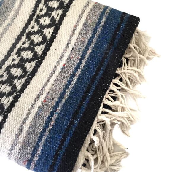 Aztec Pattern Design Throw Rug Blanket Unmarked - Picture 5 of 8